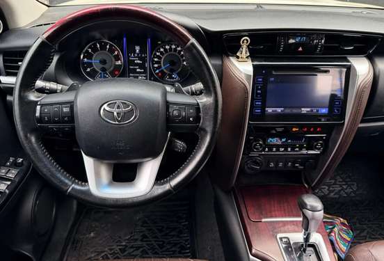 TOYOTA-HILUX SW4-2016
