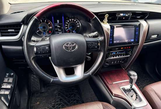 TOYOTA-HILUX SW4-2016
