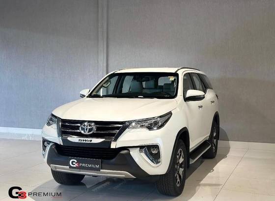 TOYOTA HILUX SW4 2.8 SRX DIAMOND 4X4 7 LUGARES 16V TURBO INTERCOOLER DIESEL 4P AUTOMÁTICO