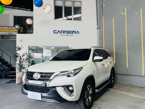 TOYOTA-HILUX SW4-2.8 SRX DIAMOND 4X4 7 LUGARES 16V TURBO INTERCOOLER DIESEL 4P AUTOMÁTICO TOYOTA-HILUX SW4-2019