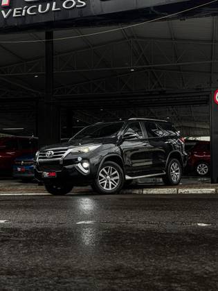 TOYOTA HILUX SW4 4.0 SRX 4X4 7 LUGARES V6 24V GASOLINA 4P AUTOMÁTICO