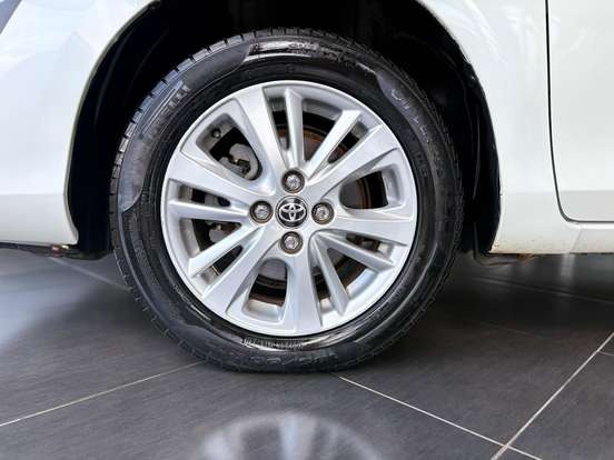 TOYOTA-YARIS-2019