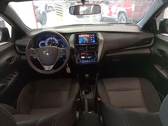 TOYOTA-YARIS-2024