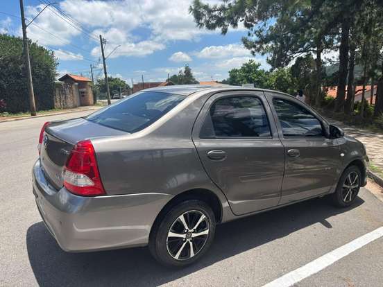 TOYOTA-ETIOS-2017