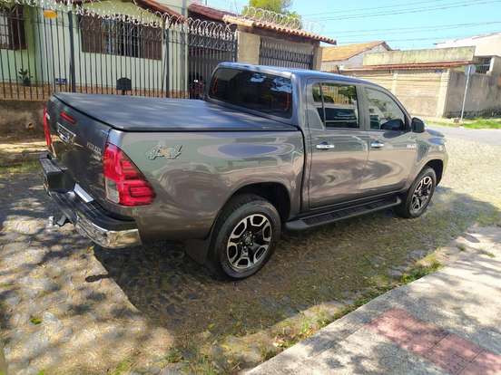 TOYOTA-HILUX-2021