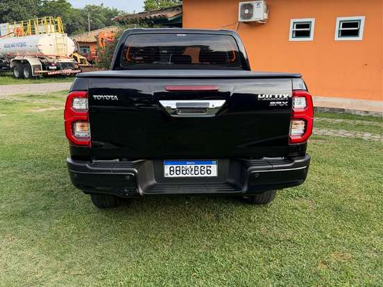 TOYOTA-HILUX-2.8 D-4D TURBO DIESEL CD SRX 4X4 AUTOMÁTICO TOYOTA-HILUX-2023