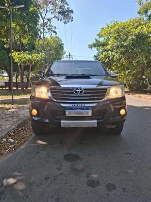 TOYOTA-HILUX-2014