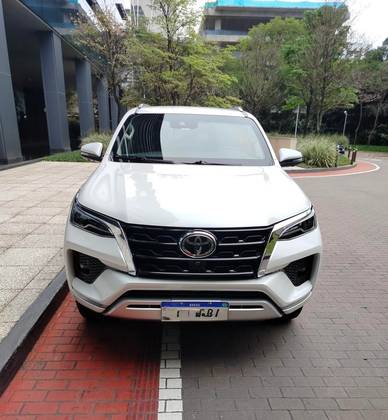 TOYOTA HILUX SW4 2.8 D-4D TURBO DIESEL SRX 7L 4X4 AUTOMÁTICO