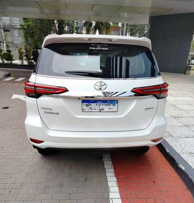 TOYOTA-HILUX SW4-2023