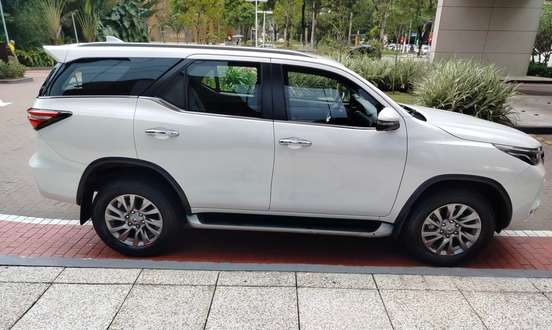 TOYOTA-HILUX SW4-2.8 D-4D TURBO DIESEL SRX 7L 4X4 AUTOMÁTICO TOYOTA-HILUX SW4-2023