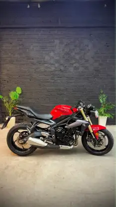 TRIUMPH-STREET TRIPLE 675 ABS-2015