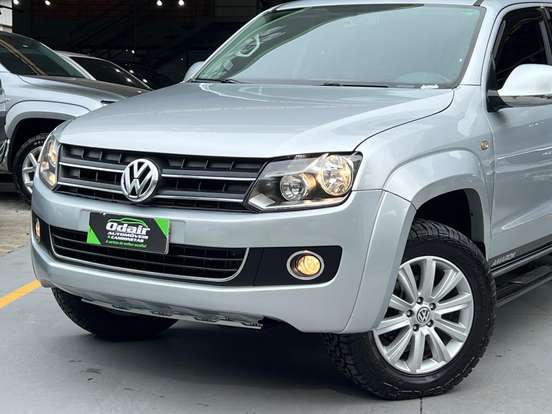 VOLKSWAGEN-AMAROK-2012