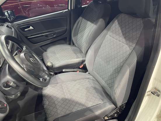 VOLKSWAGEN-FOX-2015
