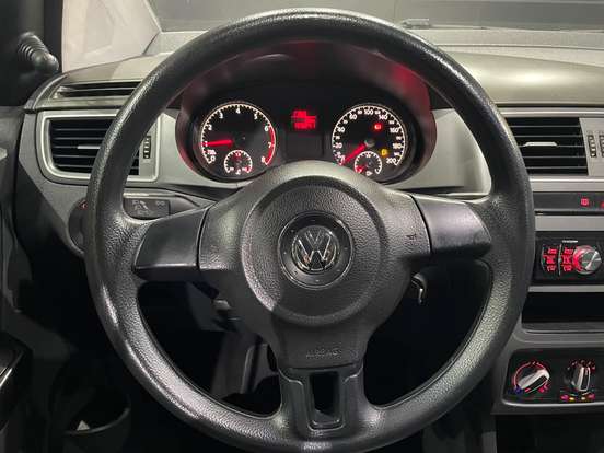 VOLKSWAGEN-FOX-2015