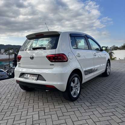 VOLKSWAGEN-FOX-2015