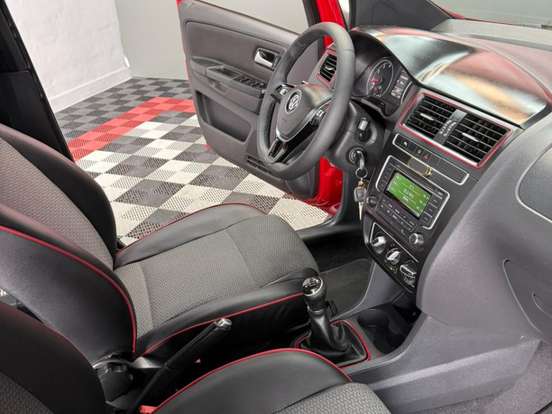VOLKSWAGEN-FOX-1.6 MI ROCK IN RIO 8V FLEX 4P MANUAL VOLKSWAGEN-FOX-2015