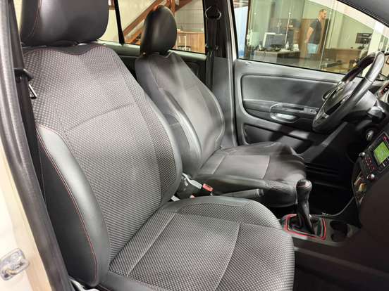 VOLKSWAGEN-FOX-1.6 MI ROCK IN RIO 8V FLEX 4P MANUAL VOLKSWAGEN-FOX-2013