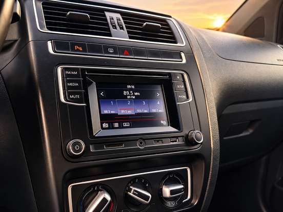 VOLKSWAGEN-FOX-2016