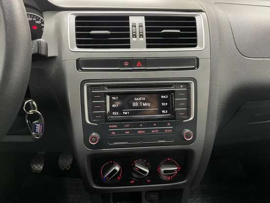VOLKSWAGEN-FOX-2016
