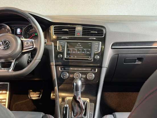 VOLKSWAGEN-GOLF-2016
