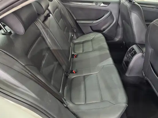 VOLKSWAGEN-JETTA-2013