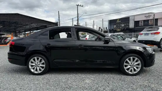 VOLKSWAGEN-JETTA-2011