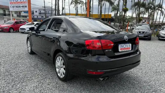 VOLKSWAGEN-JETTA-2011