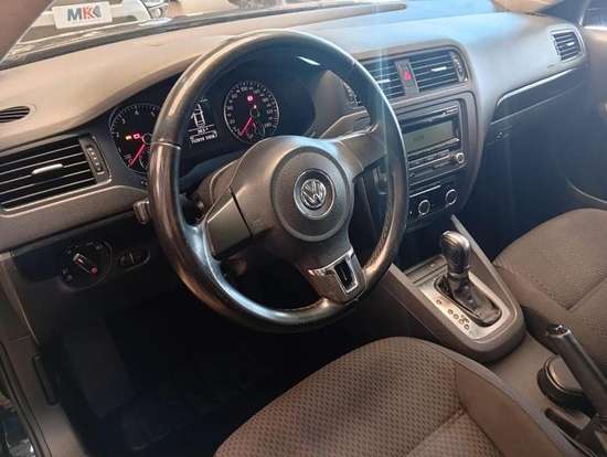 VOLKSWAGEN-JETTA-2011