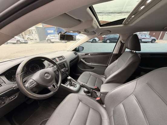 VOLKSWAGEN-JETTA-2011
