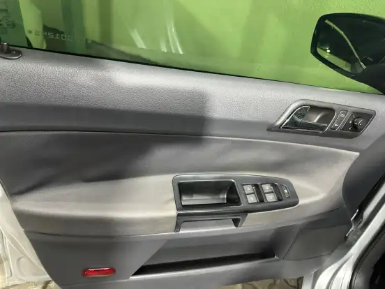 VOLKSWAGEN-POLO SEDAN-2011
