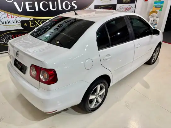 VOLKSWAGEN-POLO SEDAN-2013