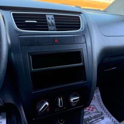 VOLKSWAGEN-SPACEFOX-2010