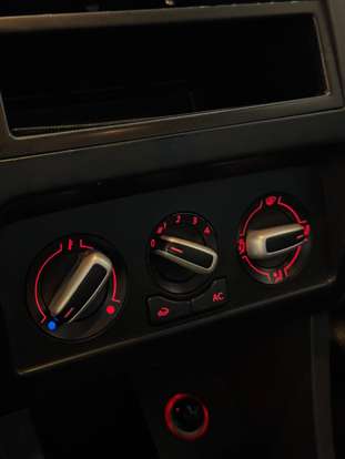 VOLKSWAGEN-SPACEFOX-2010