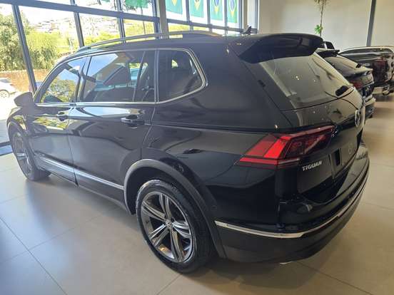 VOLKSWAGEN-TIGUAN-2021