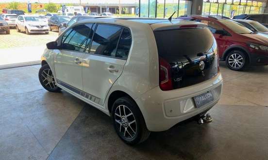 VOLKSWAGEN-UP-2015