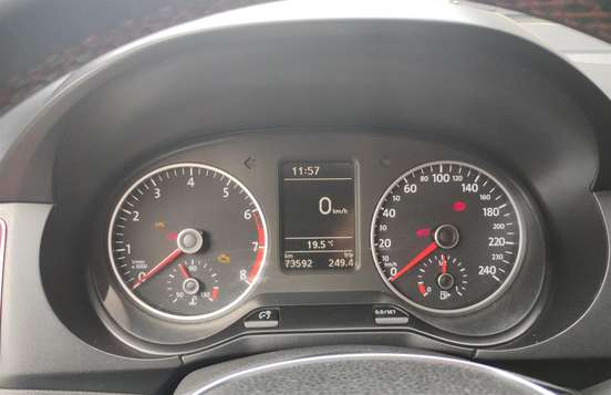 VOLKSWAGEN-FOX-2015