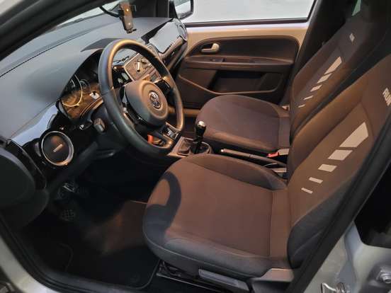 VOLKSWAGEN-UP-2016