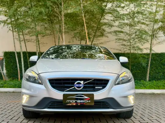 VOLVO-V40-2015
