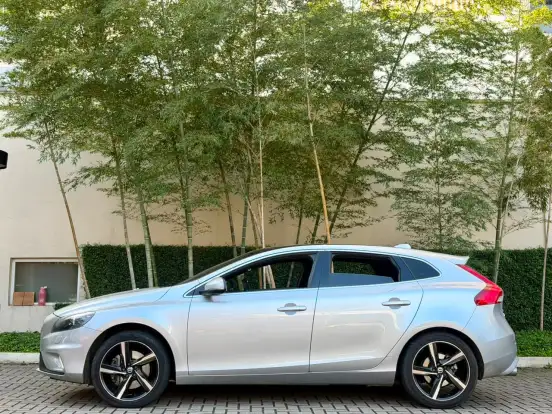 VOLVO-V40-2.0 T5 R DESIGN TURBO GASOLINA 4P AUTOMÁTICO VOLVO-V40-2015