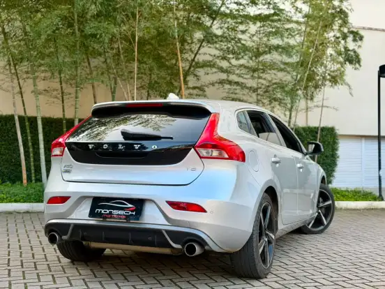 VOLVO-V40-2015