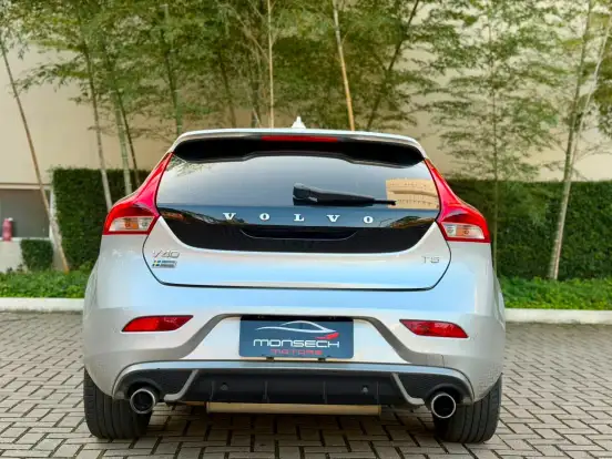 VOLVO-V40-2015