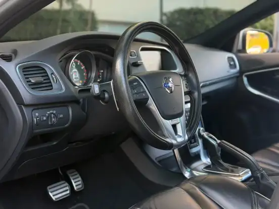 VOLVO-V40-2.0 T5 R DESIGN TURBO GASOLINA 4P AUTOMÁTICO VOLVO-V40-2015