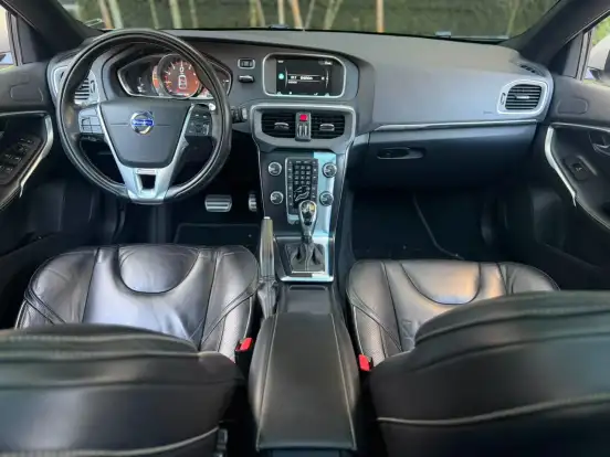 VOLVO-V40-2.0 T5 R DESIGN TURBO GASOLINA 4P AUTOMÁTICO VOLVO-V40-2015