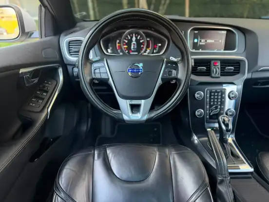 VOLVO-V40-2015