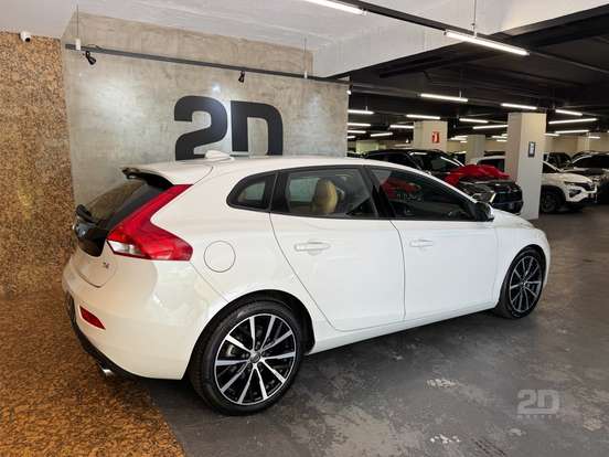 VOLVO-V40-2.0 T4 MOMENTUM GASOLINA 4P AUTOMÁTICO VOLVO-V40-2018