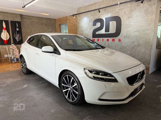 VOLVO-V40-2018