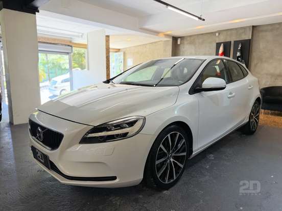 VOLVO-V40-2.0 T4 MOMENTUM GASOLINA 4P AUTOMÁTICO VOLVO-V40-2018