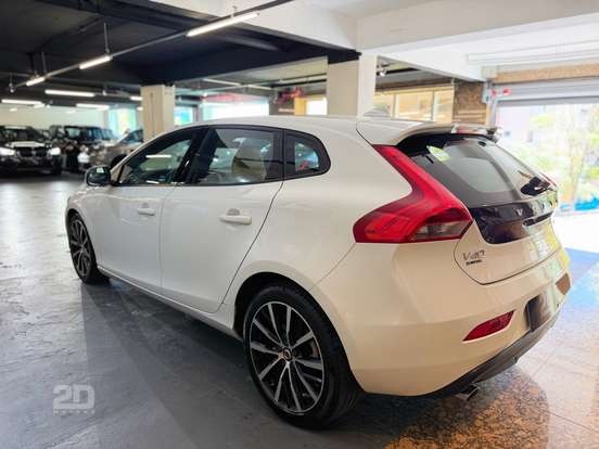 VOLVO-V40-2018