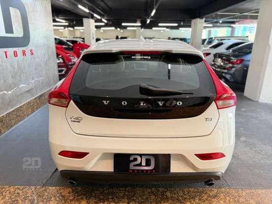 VOLVO-V40-2018