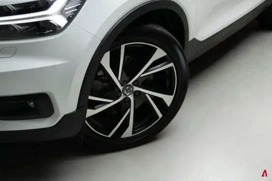 VOLVO-XC40-2020